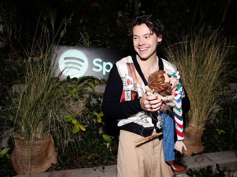 Foto: Penampilan Harry Styles Pakai Kuteks, Bikin Salfok