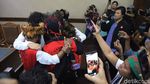Pengibar Bendera Bintang Kejora Pakai Topi Kari saat Sidang