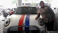 Mini Cooper juga ikut diamankan di Mapolda Jatim.