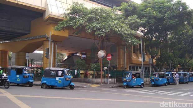 Bajaj parkir di badan jalan dekat Stasiun Gondangdia