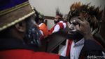 Pengibar Bendera Bintang Kejora Pakai Topi Kari saat Sidang