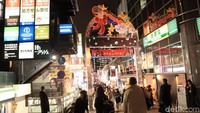 Bicara Harajuku, tak lengkap tanpa mampir ke Jalan Takeshita Dori yang ikonik. Di malam hari, pesona Stasiun Harajuku pun tetap mempesona. Nyala lampu kelap-kelip pun tampak menghiasi stasiun lawas tersebut. Wisatawan pun tak henti mengarahkan kameranya untuk mengabadikan setiap sudut Harajuku (Randy/detikcom)