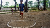 Taman ini juga menyediakan beragam permainan tradisional.
