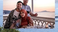 Vidi Aldiano bahkan sering mengajar keluarga kecilnya untuk berlibur bersama. Dalam momen ini, Vidi dengan ayah dan ibunya tengah berpose di sebuah restoran dengan pemandangan yang indah. Foto: Instagram @Vidialdiano