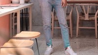 Beroperasi Outfit of The Day, Vidi Aldiano berpose di sebuah tempat makan. Tampak meja dan bangku berjejer, dengan peralatan makan yang tertata di sudut meja. Foto: Instagram @Vidialdiano