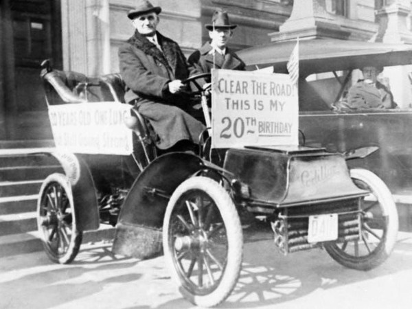 Paket khusus buat yang ulang tahun di Massachusetts, AS. Jalan-jalan keliling kotanya naik ini (Getty Images) Paket khusus buat yang ulang tahun di Massachusetts, AS. Jalan-jalan keliling kotanya naik ini (Getty Images)