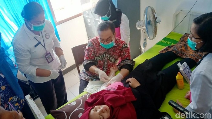 Pelayanan KB di perbatasan Jawa Tengah dan DIY. (Foto: Rinto Heksantoro/detikHealth) Pelayanan KB di perbatasan Jawa Tengah dan DIY. (Foto: Rinto Heksantoro/detikHealth)