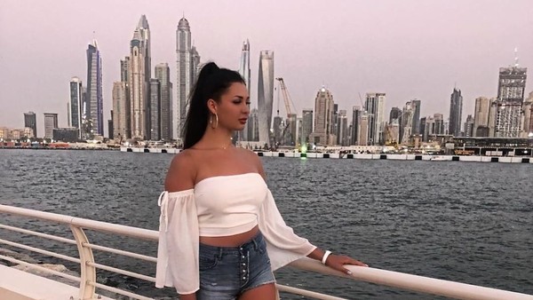 Tatyana memiliki paras yang cantik dan tubuh yang ideal. Begini gaya Tatyana saat liburan ke Dubai beberapa waktu lalu (Instagram/@tatarka5)