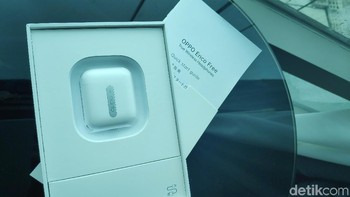 Oppo Enco Free memiliki fitur Ultra-dynamic speaker 13,4 mm dengan FPC positioning yang terbuat dari aluminium, magnesium, dan titanium untuk menghasilkan suara yang berkuakitas. Foto: Moch Prima Fauzi