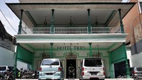 Dari luar tampak bangunan bercorak warna hijau itu memiliki gaya Belanda-Jawa. Tiga pintu besar terbuka untuk menyambut tamu yang datang (Bayu Ardi Isnanto/detikcom)