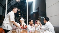 Rayakan ulang tahun Sarwendah, Betrand dan Ruben kompak berikan kejutan manis untuk Sarwendah. Foto: Instagram @sarwendah29