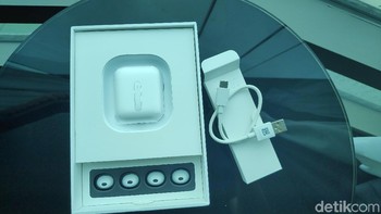 Kelengkapan yang didapat di kemasan. Ada juga fitur AI uplink noise cancellation selama melakukan panggilan telepon. Foto: Moch Prima Fauzi