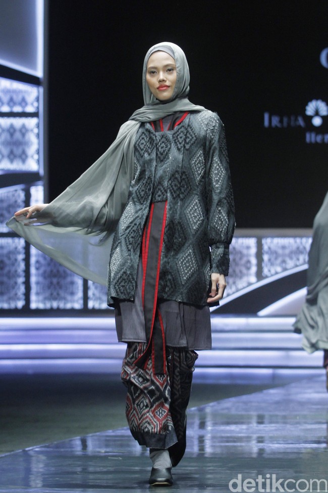 Fashion show Irna La Perle dari Irna Mutiara yang mengangkat kain Tenun Garut Hendar, Jawa Barat di Indonesia Sharia Economic Festival [ISEF] 2019, Jakarta Convention Center, Jakarta. Kamis [14/11/20109]. Foto: Mohammad Abduh/Wolipop