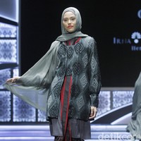 Fashion show Irna La Perle dari Irna Mutiara yang mengangkat kain Tenun Garut Hendar, Jawa Barat di Indonesia Sharia Economic Festival [ISEF] 2019, Jakarta Convention Center, Jakarta. Kamis [14/11/20109]. Foto: Mohammad Abduh/Wolipop