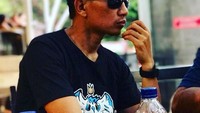 Begini pose Ismed yang tampak cool dengan kaca mata hitam. Ia duduk santai ditemani air mineral botolan. Foto: Instagram