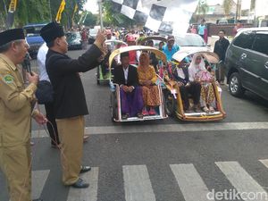 Momen 38 Pasangan Nikah Massal di Situbondo Diarak Naik Becak