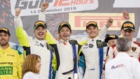 Usaha keras Rossi terbayar. Rossi berhasil finis ketiga di belakang dua tim Attempto Racing yang mengendarai Audi R8 GT-3. Foto: instagram @valeyellow46