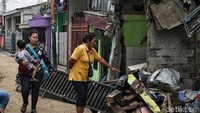 Pemilik rumah yang ambruk berharap ada bantuan dana untuk mengontrak tempat tinggal selama sebagian huniannya itu direnovasi. 