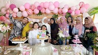 Namun Didi dan Rosmanizar jarang sekali mengunggah foto kebersamaan mereka berdua, mereka kerap terlihat bersama-sama seperti saat ulang tahun putri Rosmanizar. Dok. Instagram/rosmanizar12