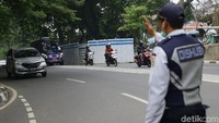 Sistem satu arah juga dilakukan terkait pembangunan proyek stasiun LRT Jabodebek.