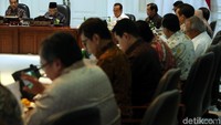 Jokowi ingin Indonesia belajar dari negara lain dalam memindahkan ibu kota negara. Dirinya tak mau ibu kota baru di Kalimantan Timur (Kaltim) nantinya sepi.