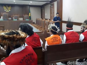5 Pengibar Bintang Kejora Pakai Topi Kari-Kari Jalani Sidang Perdana