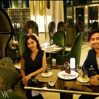 Vidi Aldiano baru saja dikabarkan melamar gadis pujaan hatinya tepat di ulang tahunnya yang ke-31. Gadis tersebut ternyata adalah artis cantik Sheila Dara Aisha. Foto: Instagram/@sheiladaisha