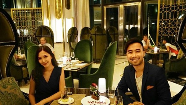 Vidi Aldiano baru saja dikabarkan melamar gadis pujaan hatinya tepat di ulang tahunnya yang ke-31. Gadis tersebut ternyata adalah artis cantik Sheila Dara Aisha. Foto: Instagram/@sheiladaisha