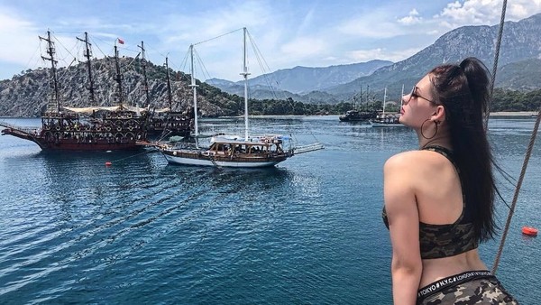 Pantai jadi salah satu destinasi favorit Tatyana (Instagram/@tatarka5)