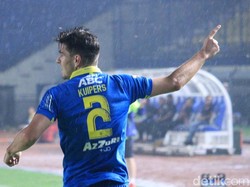 Nick Kuipers merayakan golnya.