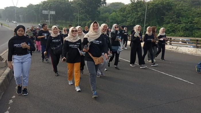 Menandai rangkaian acara hari jadi tahun pertama, Century 21 Prima Arcade2 menggelar jalan sehat untuk hidup yang lebih baik.