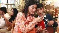Hadir ke acara jamuan makan yang formal, Betrand tampil rapih sambil menemani sang ibu yang tak kalah tampil modis darinya. Foto: Instagram @sarwendah29