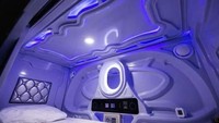 Kapsulnya dan kasurnya berwarna putih, diterangi lampu LED warna biru. Cahayanya bisa diatur sesuai kenyamanan. (Hostelworld)