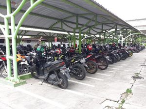 7 Tips Pakai Standar Samping Motor yang Benar, Biar Nggak Bahaya