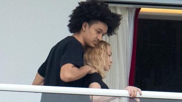 Madonna Dikabarkan Pacari Penari yang Usianya 35 Tahun Lebih Muda