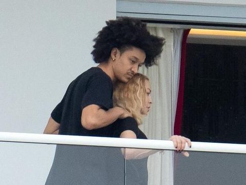 Jarak Usia Seperti Ibu dan Anak, Madonna Sangat Menjaga Kekasih Brondongnya