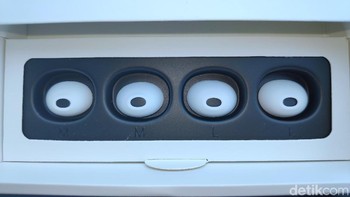 Dengan bantuan dual-microphone beam-forming-technology suara panggilan dikatakan jadi lebih jernih bahkan di kondisi yang bising. Foto: Moch Prima Fauzi