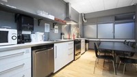 Kamu juga bisa masak di tempat ini, ada dapur yang tersedia. Selain nyaman, traveler juga bisa menghemat budget. (Hostelworld)