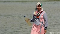 Terlihat sejumlah wanita hamil yang memanfaatkan kesempatan ini untuk mendapatkan siraman air sungai. Dipercaya, airnya telah diberi doa oleh tokoh masyarakat setempat (Abdy Febriady/detikcom)