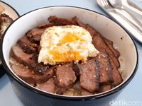 Salty Boys: Nyuuss! Burger Juicy dan Rice Bowl Daging di Kafe Retro