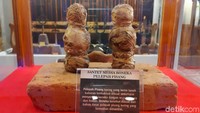 Di museum ini, ada pula berbagai boneka yang menjadi media santet. 