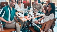 Sepertinya, restoran dengan penampilan indah menjadi pilihan Vidi Aldiano setiap kali makan bersama dengan orang terdekat. Seperti pada momennya kali ini. Foto: Instagram @Vidialdiano
