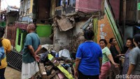 Saat ini rumah yang ambruk itu menjadi tontoan warga sekitar.
