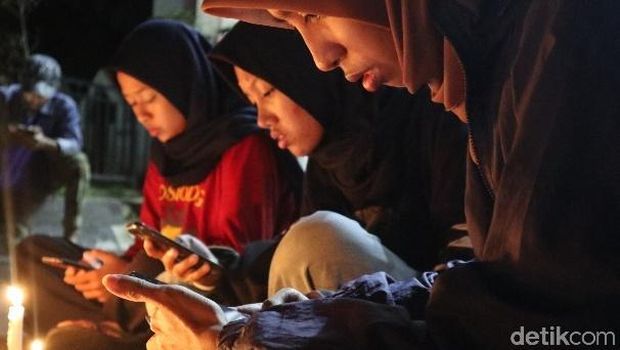 Aksi lilin solidaritas untuk Asmaul Husna mahasiswi UIN Makassar yang dibunuh kekasih