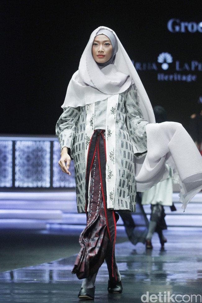 Fashion show Irna La Perle dari Irna Mutiara yang mengangkat kain Tenun Garut Hendar, Jawa Barat di Indonesia Sharia Economic Festival [ISEF] 2019, Jakarta Convention Center, Jakarta. Kamis [14/11/20109]. Foto: Mohammad Abduh/Wolipop