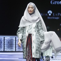 Fashion show Irna La Perle dari Irna Mutiara yang mengangkat kain Tenun Garut Hendar, Jawa Barat di Indonesia Sharia Economic Festival [ISEF] 2019, Jakarta Convention Center, Jakarta. Kamis [14/11/20109]. Foto: Mohammad Abduh/Wolipop