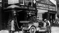 Tahu nggak, ini pom bensin di AS tahun 1930-an lho! (Getty Images)