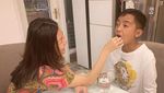 Momen Manis Kedekatan Sarwendah dan Betrand Peto Saat Kulineran Bersama