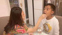 Mulai dari pakaian hingga kesehatan Betrand, semuanya diurus langsung oleh Sarwendah, yang tulus menyayanginya. Foto: Instagram @sarwendah29