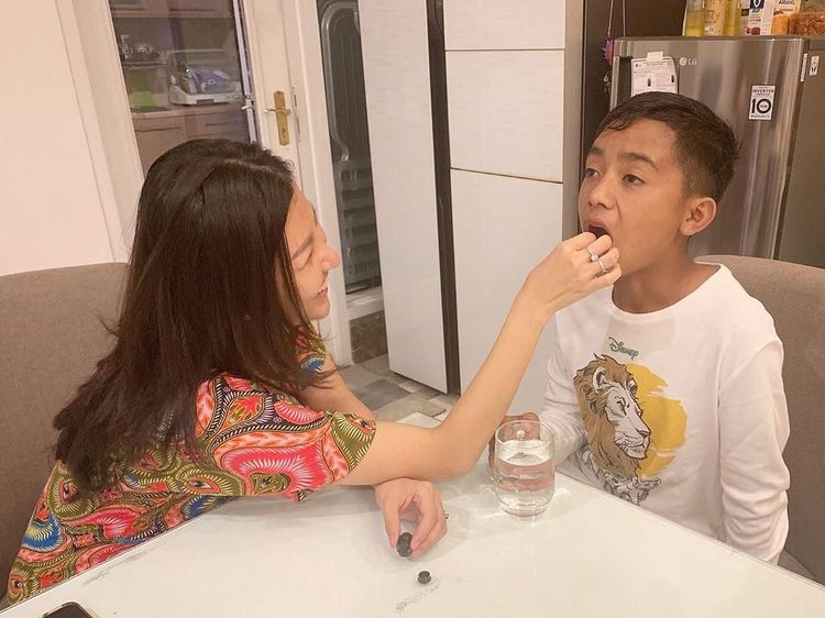 Momen Manis Kedekatan Sarwendah dan Betrand Peto Saat Kulineran Bersama